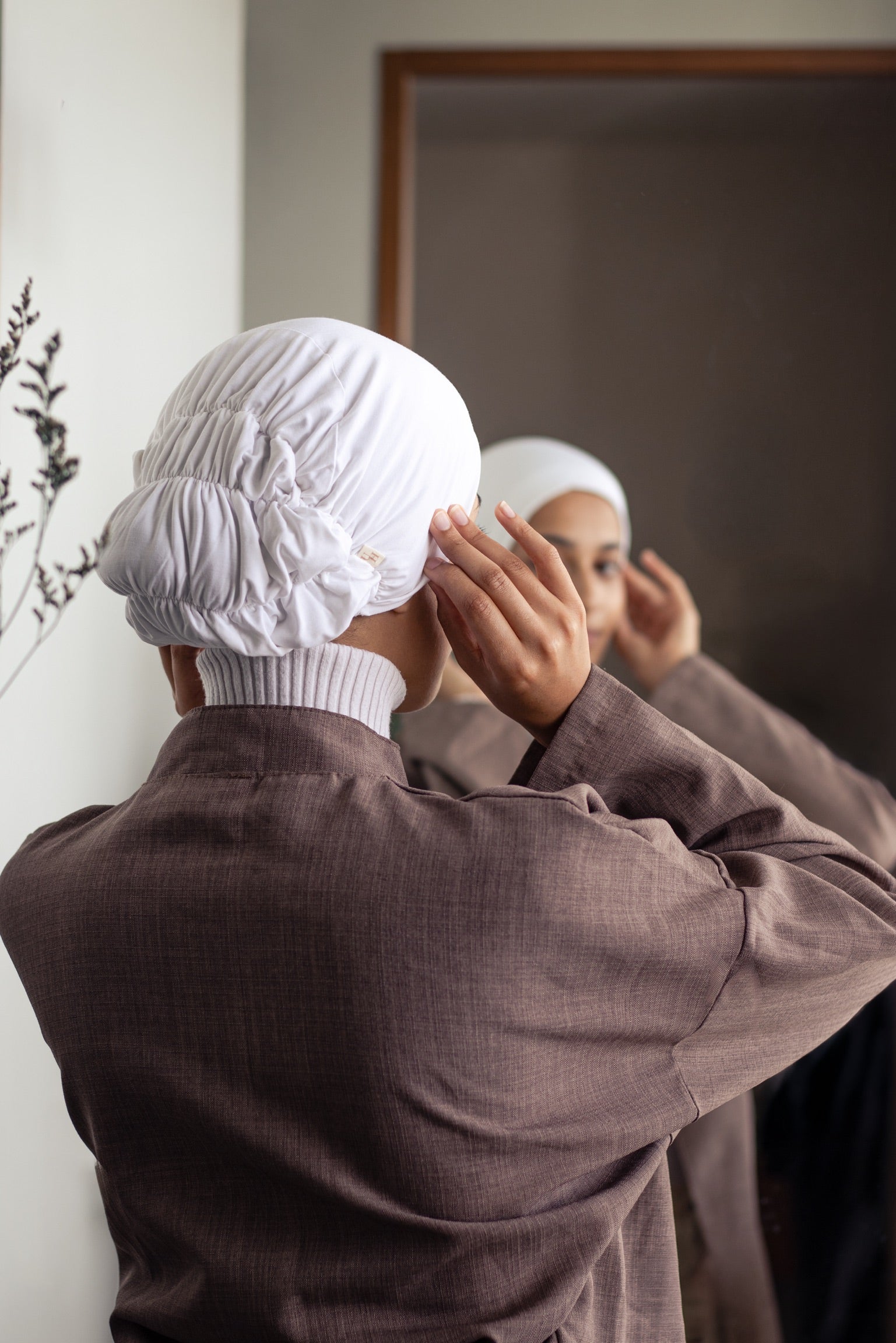 Hijabi portant un bonnet sous hijab en soie de mûrier et bambou blanc